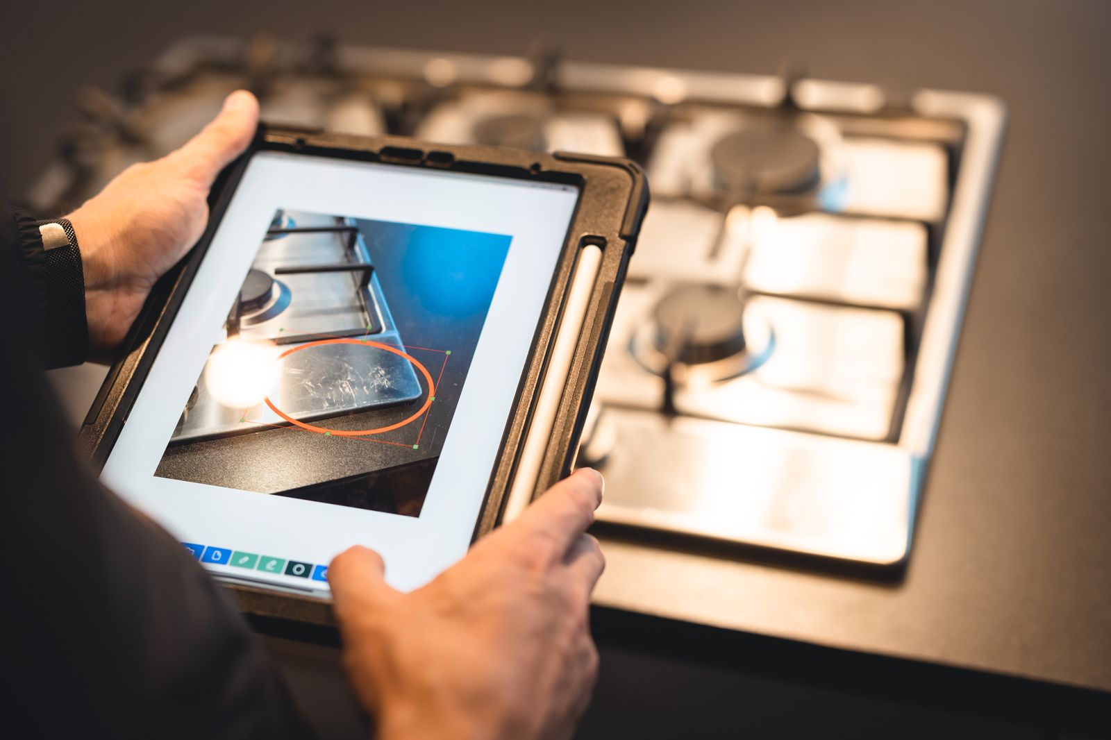 Een expert fotografeert een ruimte met HomiApp op tablet